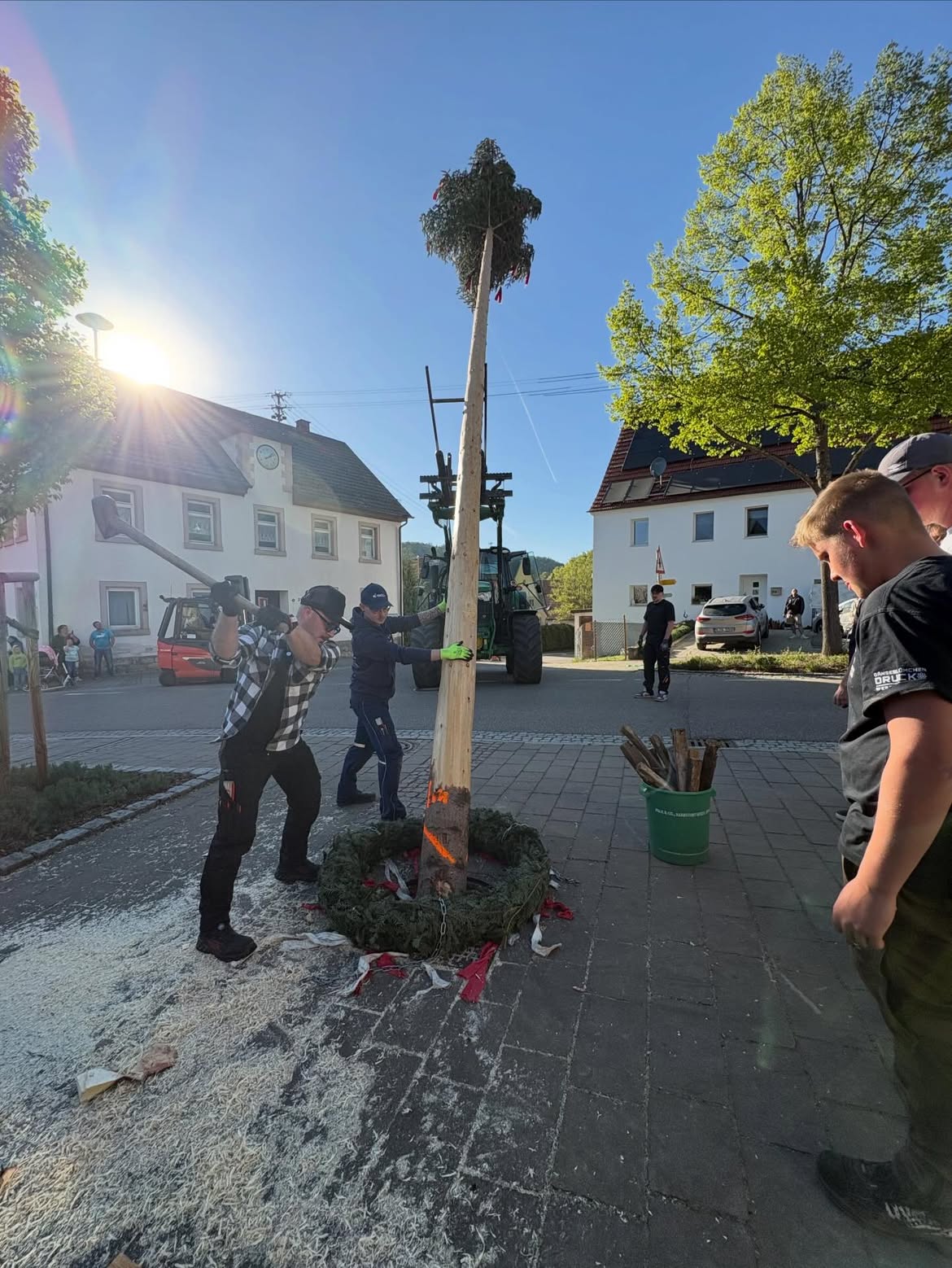 Maibaumstellen in Bad Imnau