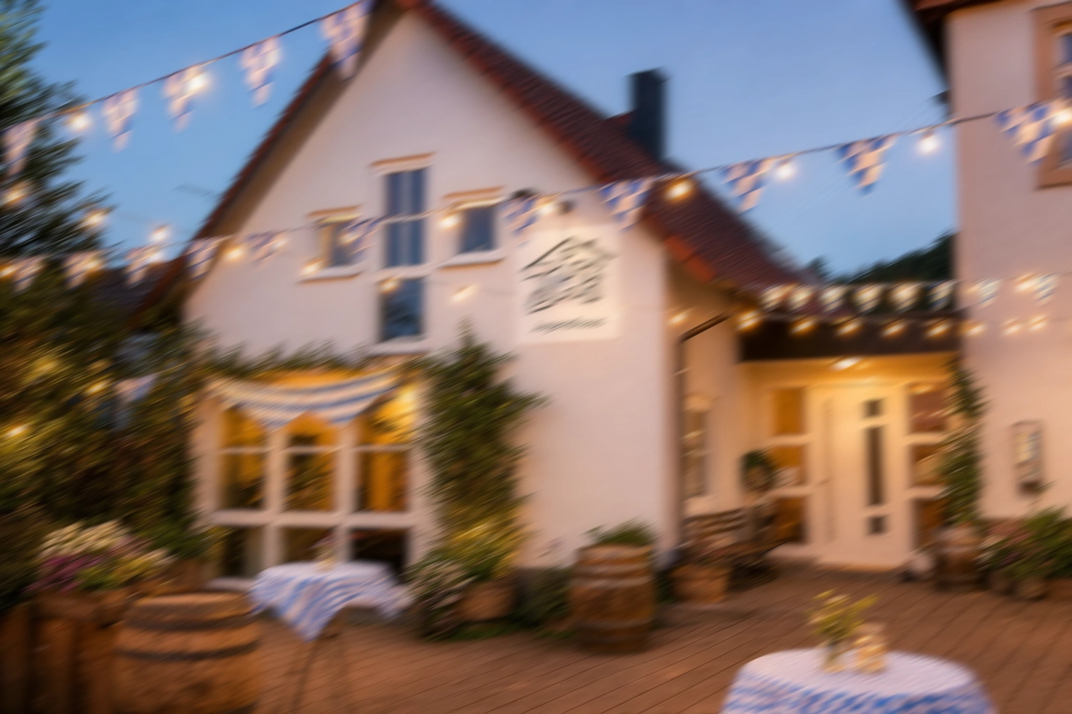 Geselliger Bayrischer Abend mit Tracht, regionalem Essen und frisch gezapftem Bier